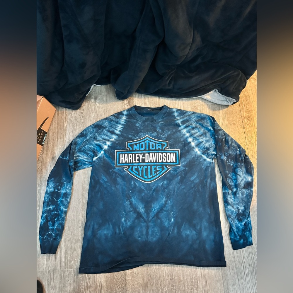 Harley Davidson long-sleeve ; Beach crewneck